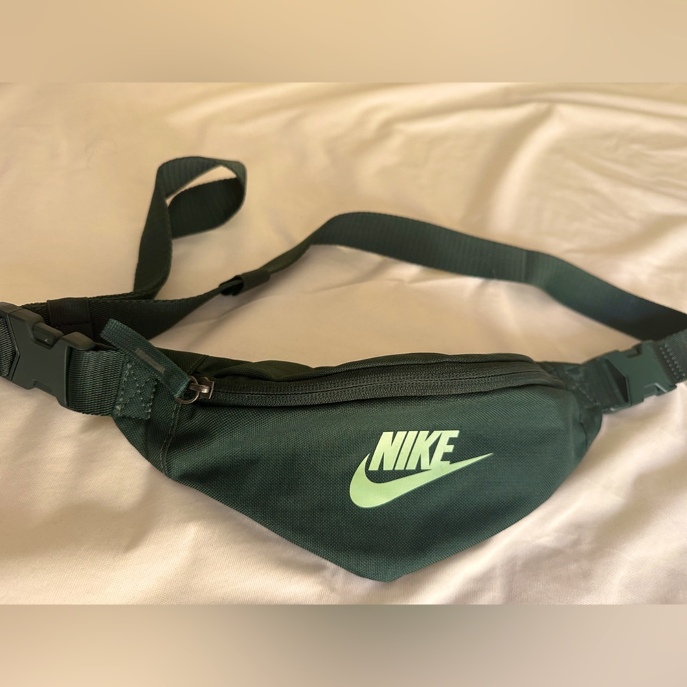 Nike fanny pack like new.
